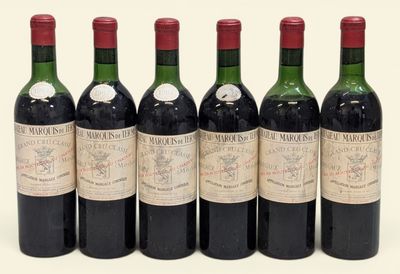 six bouteilles de vin sont alignées dans une rangée