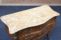 Commode bombée et galbée en façade et sur les côtés en bois … (photo 3)