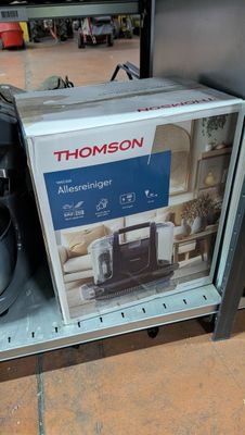 une cafetière et une verseuse posées sur une étagère