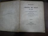 un livre ouvert sur une table, sur fond noir