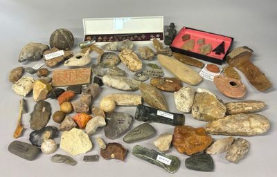un tas de pierres et d'autres objets posés sur une table