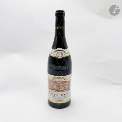 une bouteille de vin posée sur une table