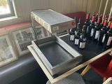 plusieurs bouteilles de vin posées sur une table à côté d'une chaise