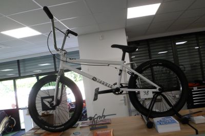 un vélo posé sur une table dans une pièce