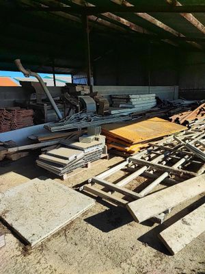 plusieurs pièces de bois sont empilées dans un entrepôt