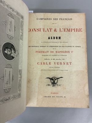 un livre ouvert avec la photo d'un homme et d'une femme