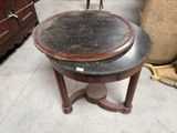 une petite table avec un plateau noir et un piètement en bois