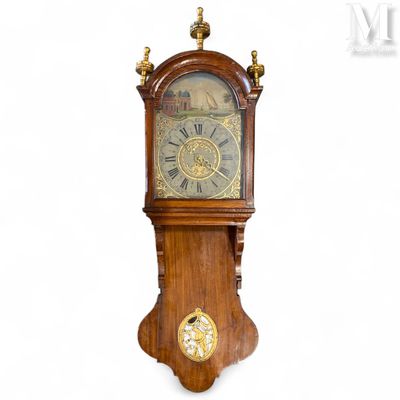 une horloge accrochée au mur sur le mur