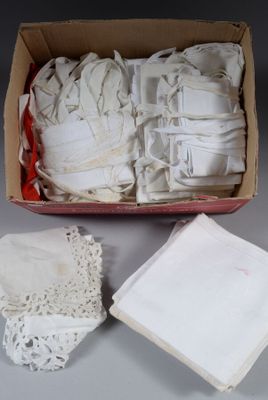 Lot d'amicts et linge liturgique en coton blanc, damassé, un…