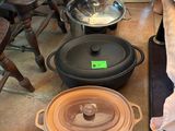 de nombreuses casseroles et poêles posées par terre dans la cuisine