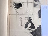 un livre ouvert sur lequel sont posés une carte et une feuille de papier