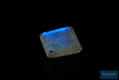 gros plan d'une pierre bleue sur une surface noire