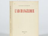 un livre blanc avec des inscriptions rouges, posé sur une table