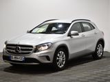 le suv mercedes gla est garé sur un sol en damier