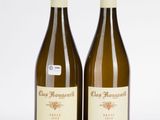 deux bouteilles de vin blanc posées l'une à côté de l'autre