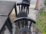 trois chaises et une table sur le sol en béton