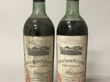 deux bouteilles de vin rouge posées l'une à côté de l'autre sur une table