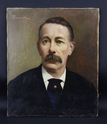 portrait d'un homme en costume-cravate, portant une moustache