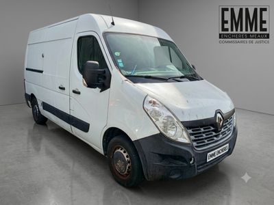 La camionnette blanche est garée dans une grande pièce.