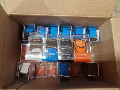 une boîte en carton remplie de gadgets électroniques en tout genre