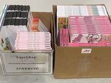 de nombreux livres dans une boîte en carton posée sur le sol