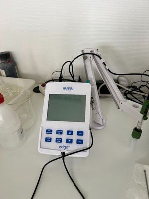 un appareil électronique blanc et bleu posé sur une table