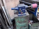 une machine posée sur une table dans une pièce