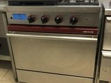 une cuisinière et un four en acier inoxydable dans une cuisine