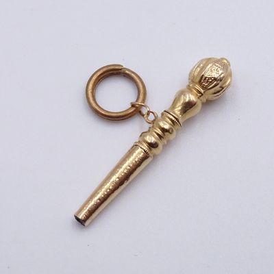 un porte-clés en or muni d'un microphone