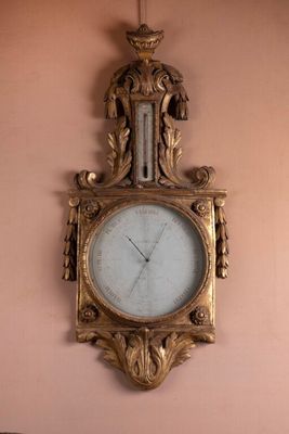 une horloge accrochée au mur d'une pièce