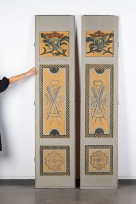 une femme debout devant deux grandes portes