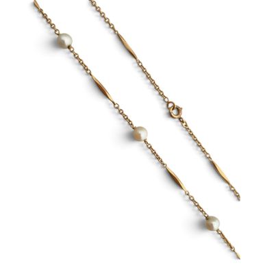 une paire de boucles d'oreilles composées de perles et d'une chaîne en or