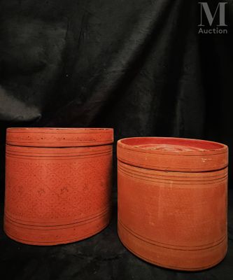 deux pots rouges posés l'un à côté de l'autre sur un fond noir