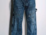 un pantalon en jean troué, présenté sur un mannequin