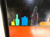 une photo d'un tableau représentant des bouteilles accroché au mur