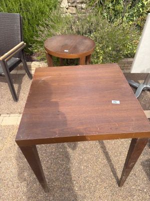 a small table and two chairs in the yard