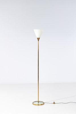 un lampadaire en laiton avec un abat-jour en verre blanc