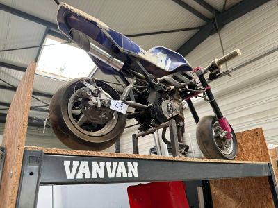 une moto posée sur une caisse