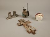 beaucoup de petits objets posés sur la table