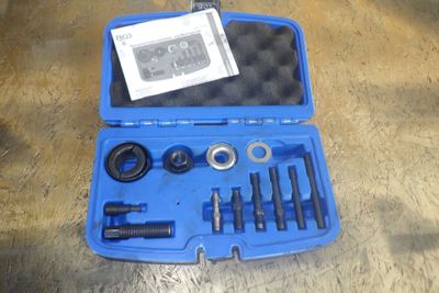 une mallette bleue contenant des outils, posée sur une table