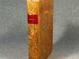 un vieux livre posé sur une table sur une surface grise