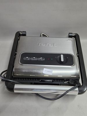 une photo d'un grille-pain posé sur une table