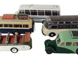 quatre petites voitures et un bus sur fond blanc