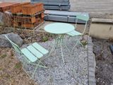 une table et deux chaises dans un espace recouvert de gravier
