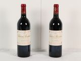 deux bouteilles de vin rouge posées l'une à côté de l'autre sur une table