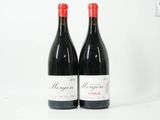 deux bouteilles de vin rouge posées l'une à côté de l'autre sur une table