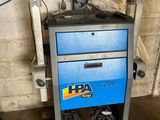 une armoire bleue sur laquelle est posé un ordinateur