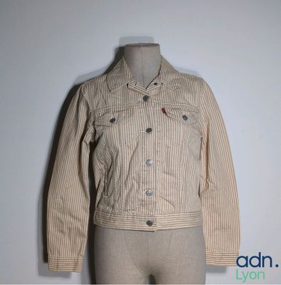 an image of a mannequin mannequin with a jacket on it