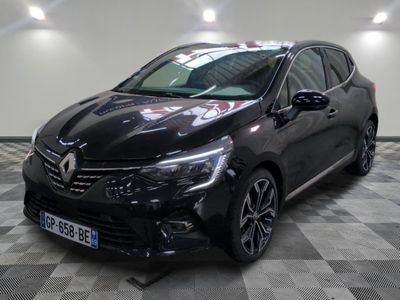 la voiture noire est garée sur un sol en damier dans le garage
