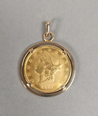 gros plan d'une pièce d'or portant un visage de femme